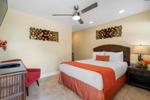 Schlafzimmer mit einem Bett, einem Schreibtisch und einem Stuhl in der Unterkunft Bay Harbor Lodge in Key Largo