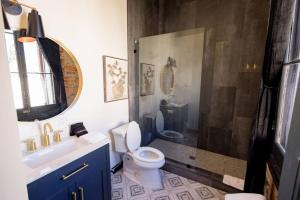 een badkamer met een toilet, een wastafel en een douche bij Speakeasy 2 Room Suite (Rm 4) in Nevada City