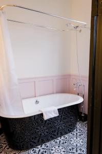 Ένα μπάνιο στο Speakeasy King Suite (Rm 8) +5 φωτογραφίες