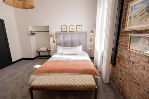 Speakeasy Queen Suite (Rm 3)客房内的一张或多张床位