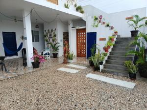 une maison avec un escalier et des plantes en pot dans l'établissement Sol de Ayangue, à Ayangue