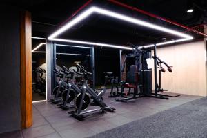 a gym with several treadmills and exercise bikes at Lujoso apto/ edificio/ Piscina/Spa/Restaurantes in Bogotá
