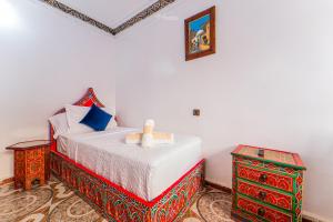 um quarto com uma cama e duas mesas de cabeceira em Hotel Chefchaouen em Chefchaouen