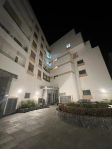 a large white building with a courtyard at night at Appartement Casablanca in Casablanca