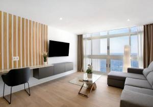 un soggiorno con un divano e una TV di Luxury Loft Mar y Sol 1 a Tacoronte