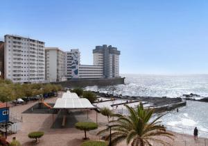 a view of a beach with buildings and the ocean at Luxury Loft Mar y Sol 1 in Tacoronte