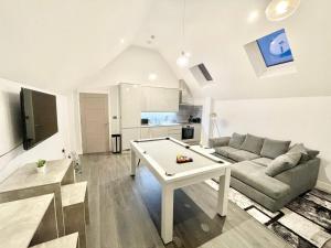 un soggiorno con divano e tavolo di D & D Luxury Apartments a Stanmore