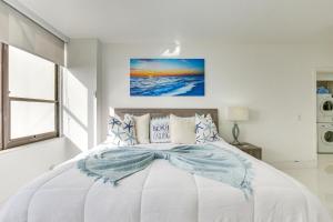 Postelja oz. postelje v sobi nastanitve Hollywood Vacation Rental with Direct Beach Access!