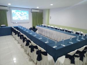 a conference room with a long table with chairs at Hotel Sulicam in Neiva