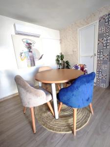 een tafel en 2 stoelen in een kamer bij small villa with garden close to the beach in Temara