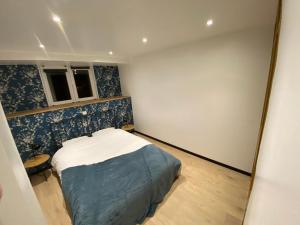 een kleine kamer met een bed en een raam bij Le Gevrais in Jalhay