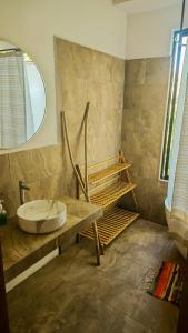 Koupelna v ubytování Sunshine Sanctuary Boutique Jungle Lodge + 37 fotografií