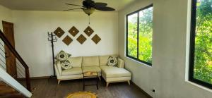 Un lugar para sentarse en Sunshine Sanctuary Boutique Jungle Lodge