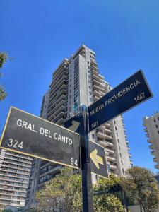 un cartello stradale di fronte a un palazzo alto di Apartamentos City Centro Manuel Montt a Santiago