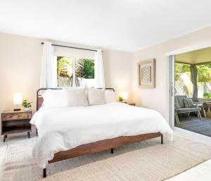Un dormitorio blanco con una cama grande y una ventana en Modern Bungalow near Wilton Drive I Pool Table en Fort Lauderdale
