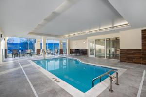 duży basen w domu w obiekcie Fairfield by Marriott Inn & Suites Indianapolis Plainfield w mieście Plainfield