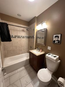 Et badeværelse på Flexhome Wicker Park 3BR DV1 - READ INFO