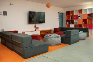 a living room with couches and a flat screen tv at Esstudia 17-4 in Bogotá