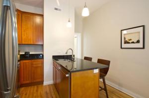 uma cozinha com um lavatório e uma bancada em Flexhome Wicker Park 2BR DV3 - READ INFO em Chicago