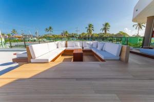 Balkoni atau teres di Makia Beach #C309 - em Muro Alto por Carpediem