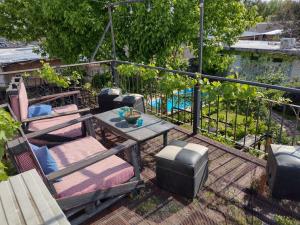 un patio con sillas, una mesa y una valla en Amukan Guest House en San Rafael