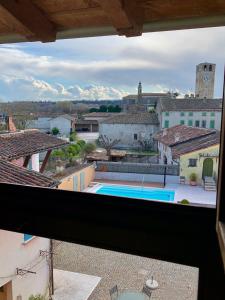 - une vue sur la piscine depuis un bâtiment dans l'établissement Corte Uccellanda Relais, à Monzambano