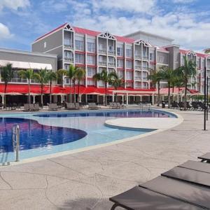 um grande hotel com uma piscina em frente a um edifício em São Pedro Thermas Resort em São Pedro