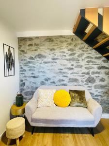 uma sala de estar com um sofá branco e um mural em Cozy House no Funchal