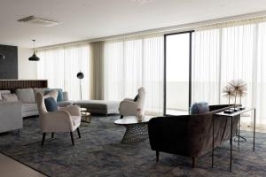Luxury 3BR Penthouse in Astria 1407 tesisinde bir oturma alanı