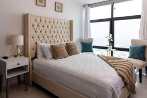 Ένα ή περισσότερα κρεβάτια σε δωμάτιο στο Luxury 3BR Penthouse in Astria 1407