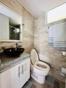 uma casa de banho com um WC e um lavatório em Apartamento REMODELADO Moderno y Completo a 5 minutos de Girardot - Cerca a Dollar City, Supermercados D1, ARA y Carulla em Ricaurte