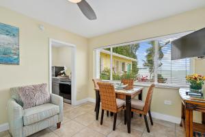 ein Esszimmer mit einem Tisch, Stühlen und einem Fenster in der Unterkunft Bay Harbor Lodge in Key Largo