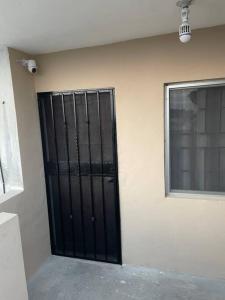 a black door on the side of a building at Departamento Relax en Tampico in Tampico