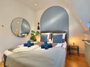 1 dormitorio con 1 cama con 2 almohadas azules en Gemütliche Stadtwohnung nahe des Harkortsees, en Wetter