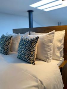 ein Bett mit vier Kissen darüber in der Unterkunft Casa da Avenida VILLA INN in Braga