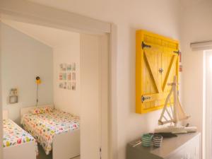 um quarto com uma cama e um armário amarelo em House of Love Portimão em Portimão