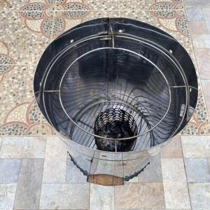 een wenteltrap in een gebouw op een tegelvloer bij Finca San Rafael cerca al rio Wifi 6-12 personas in San Rafael