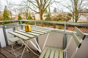 einen Tisch und Stühle auf einem Balkon mit Aussicht in der Unterkunft Messewohnung für 4 Gäste mit kostenlosem Parkplatz in Hannover