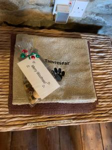 tort siedzący na stole w obiekcie Tanyresgair Cottages w Aberystwyth +20 zdjęć