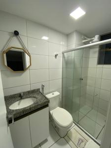 y baño con aseo, lavabo y ducha. en Apartamento em Caruaru a 200m do Pátio do Forró, en Caruaru