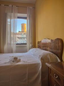 um quarto com uma cama grande e uma janela em Peperoni House - Sea and Mountain Experience em San Marco Argentano