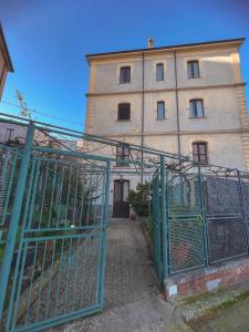um edifício com um portão em frente a um edifício em Peperoni House - Sea and Mountain Experience em San Marco Argentano