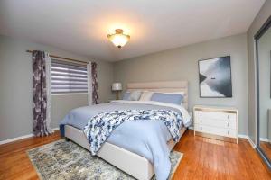 Un dormitorio con una cama grande y una ventana en Discover Your Home Away From Home Near YYZ Airport, en Mississauga