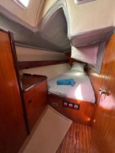 um pequeno quarto com um assento na parte de trás de um barco em PataPalo em Arrecife