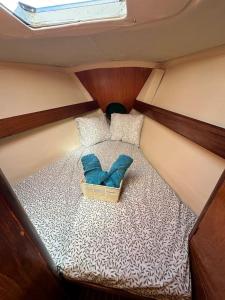 uma pequena cama na parte de trás de um barco em PataPalo em Arrecife