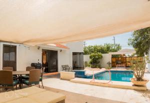 una villa con piscina, tavolo e sedie di Casa Juarez: Great 4BR house w/ POOL & GAMES, perfect for Parties & Family a La Paz