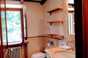 A bathroom at Rome villa swimming pool