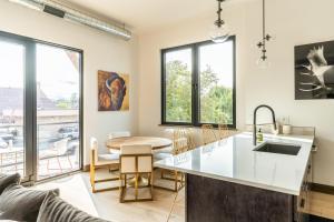 een keuken en een woonkamer met een tafel en stoelen bij Lupfer Luxury in Whitefish