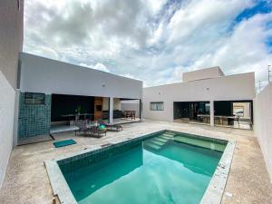 einen Pool im Hinterhof eines Hauses in der Unterkunft Casa butique veraneios 2 in Caldas Novas