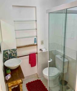 a bathroom with a toilet and a glass shower at Flat Espaçoso Inteiro Privativo! Alto da Boavista in São Paulo